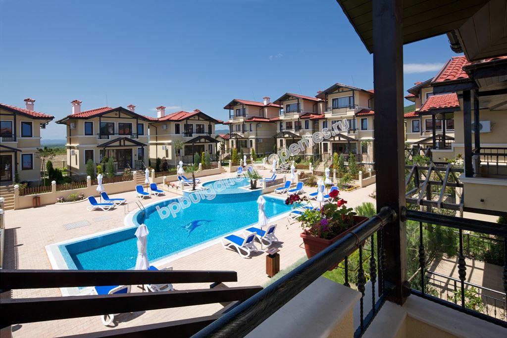 Двуэтажная вилла с видом на море в закрытом комплексе с бассейном Двуэтажная вилла с видом на море в закрытом комплексе с бассейном