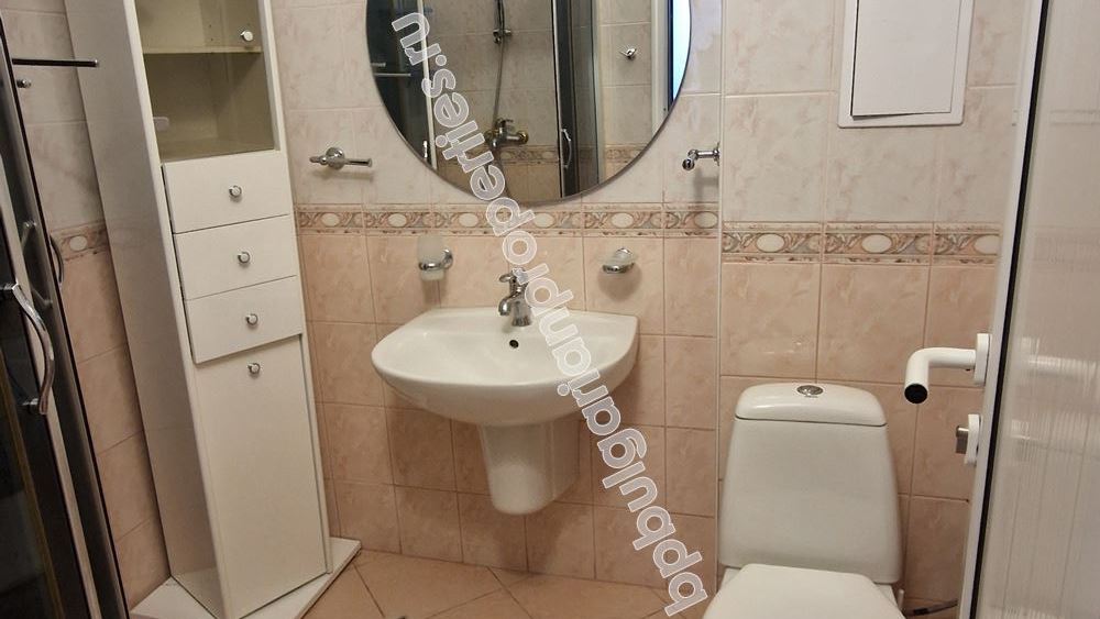 Просторный апартамент с паркоместом в жилом здании в Равда