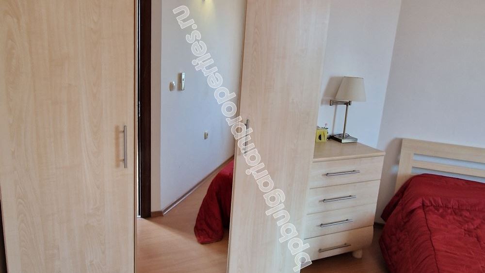 Просторный апартамент с паркоместом в жилом здании в Равда