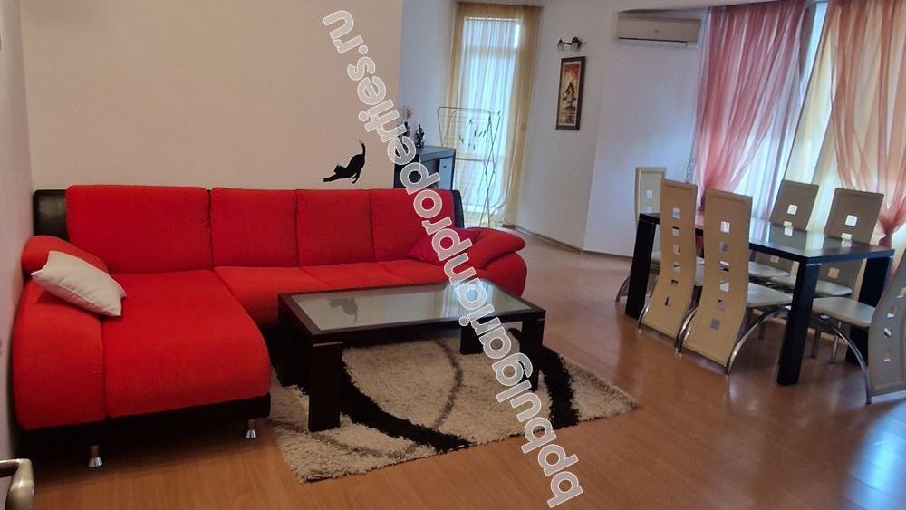 Просторный апартамент с паркоместом в жилом здании в Равда