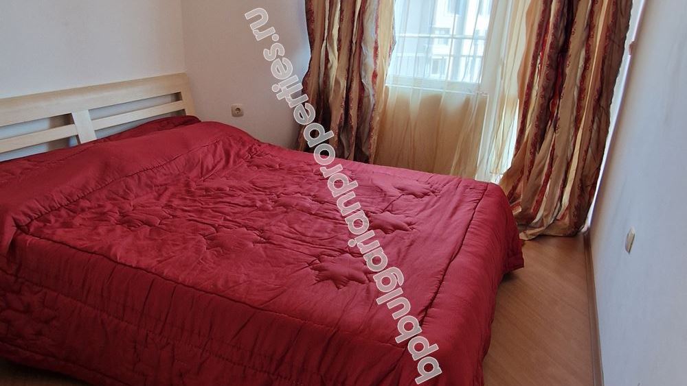 Просторный апартамент с паркоместом в жилом здании в Равда