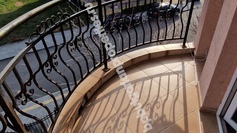 Просторный апартамент с паркоместом в жилом здании в Равда