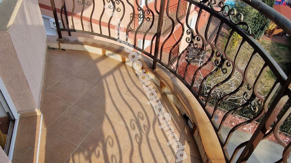 Просторный апартамент с паркоместом в жилом здании в Равда