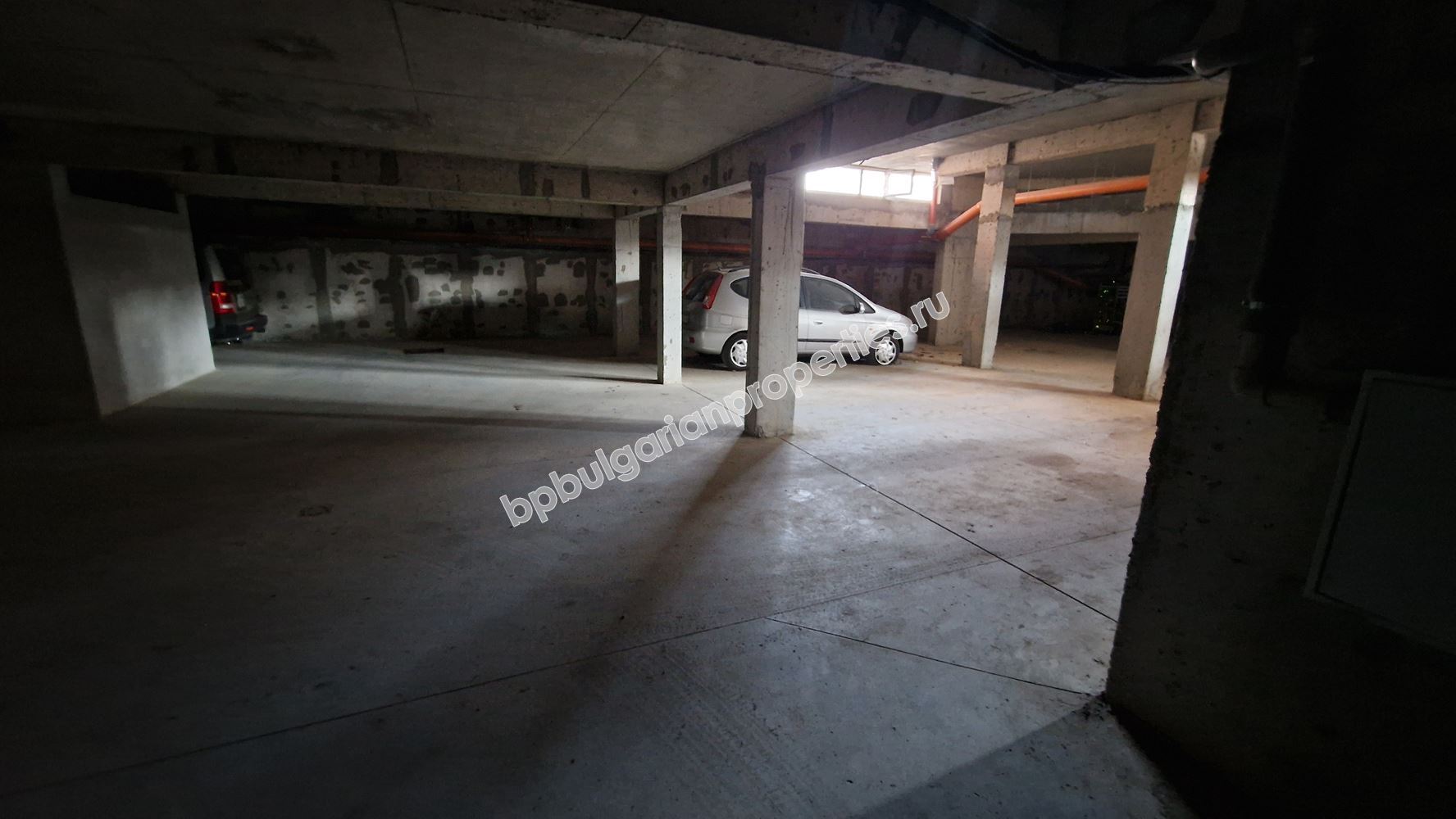 Просторный апартамент с паркоместом в жилом здании в Равда