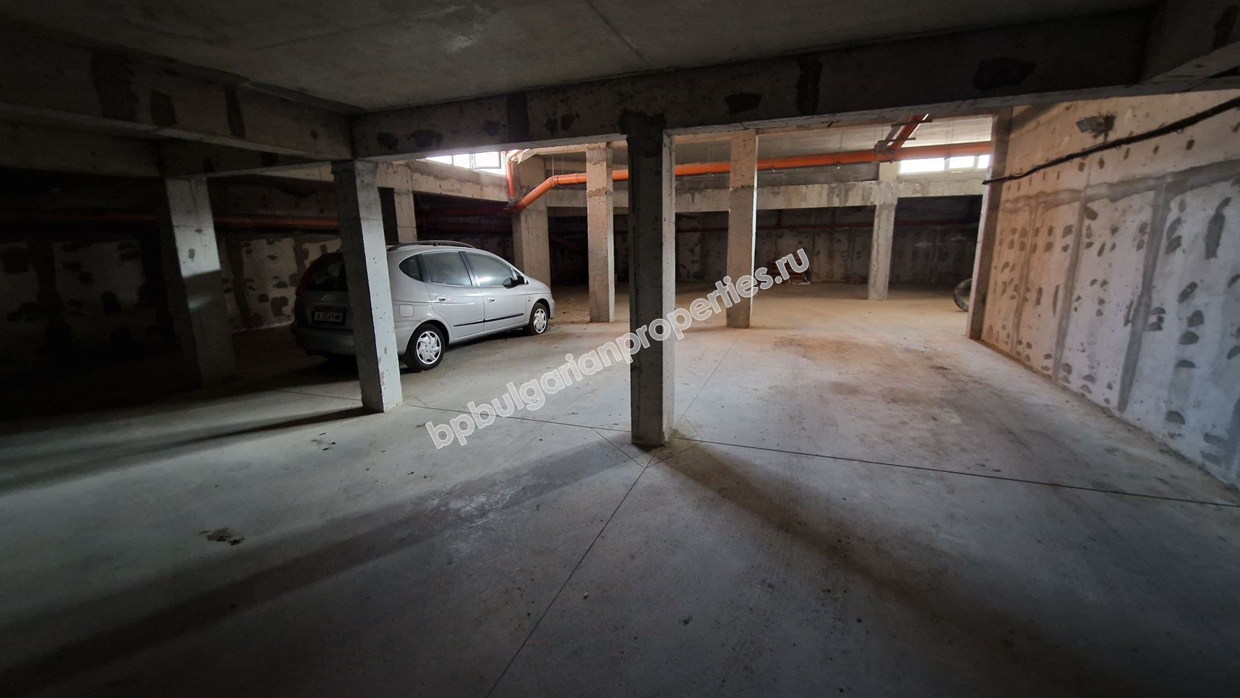 Просторный апартамент с паркоместом в жилом здании в Равда