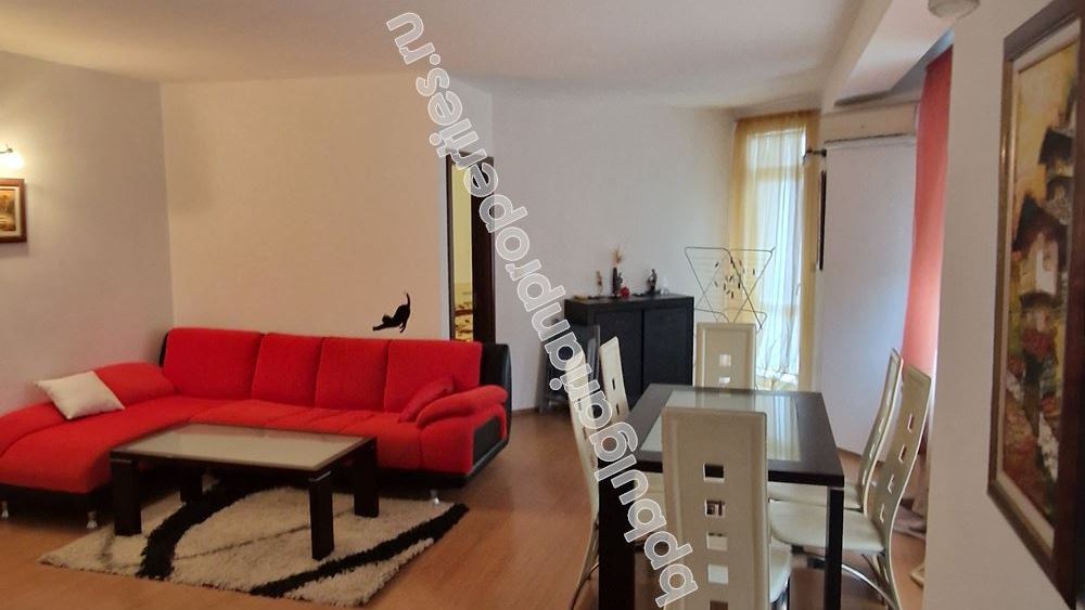 Просторный апартамент с паркоместом в жилом здании в Равда