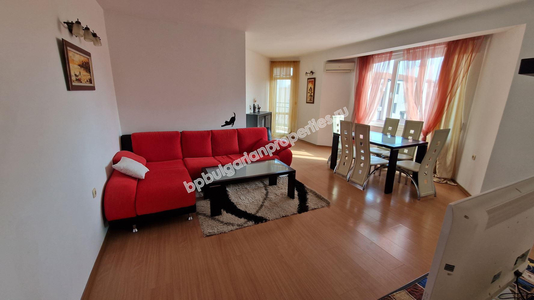 Просторный апартамент с паркоместом в жилом здании в Равда