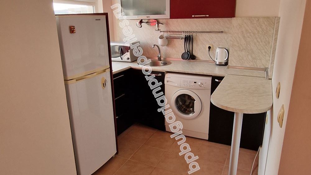 Просторный апартамент с паркоместом в жилом здании в Равда