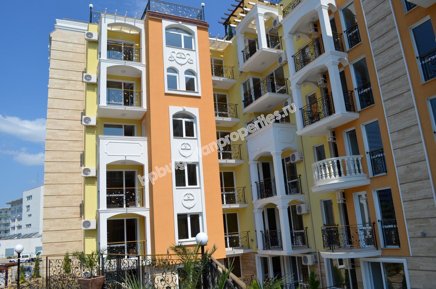 Люксовые меблированные квартиры на продажу в курорте Солнечный Берег