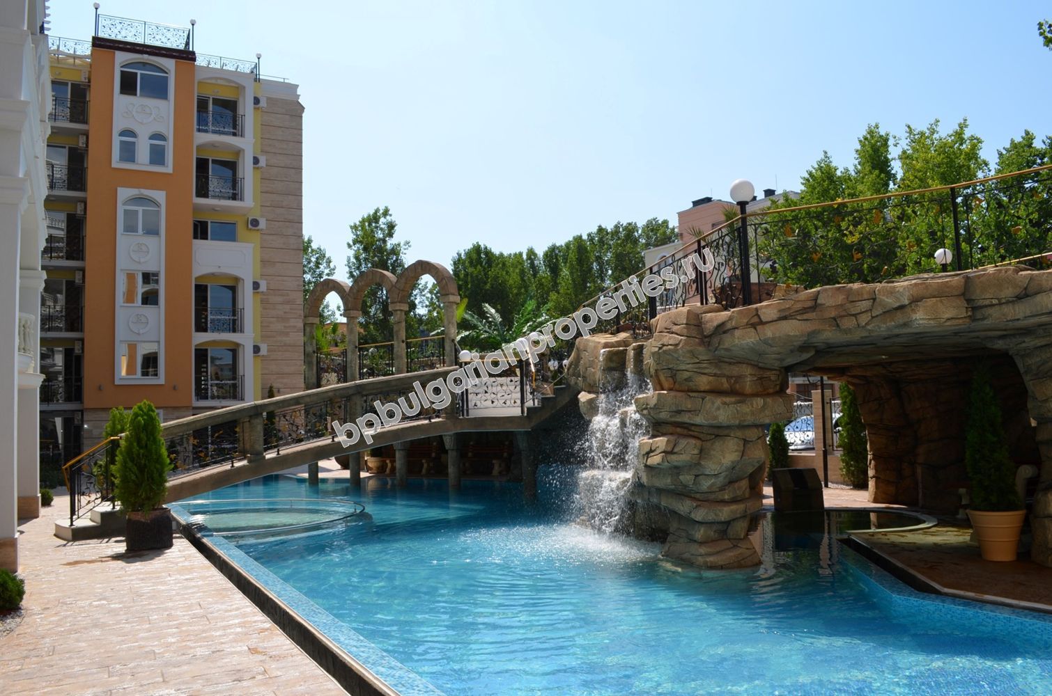 Люксовые меблированные квартиры на продажу в курорте Солнечный Берег