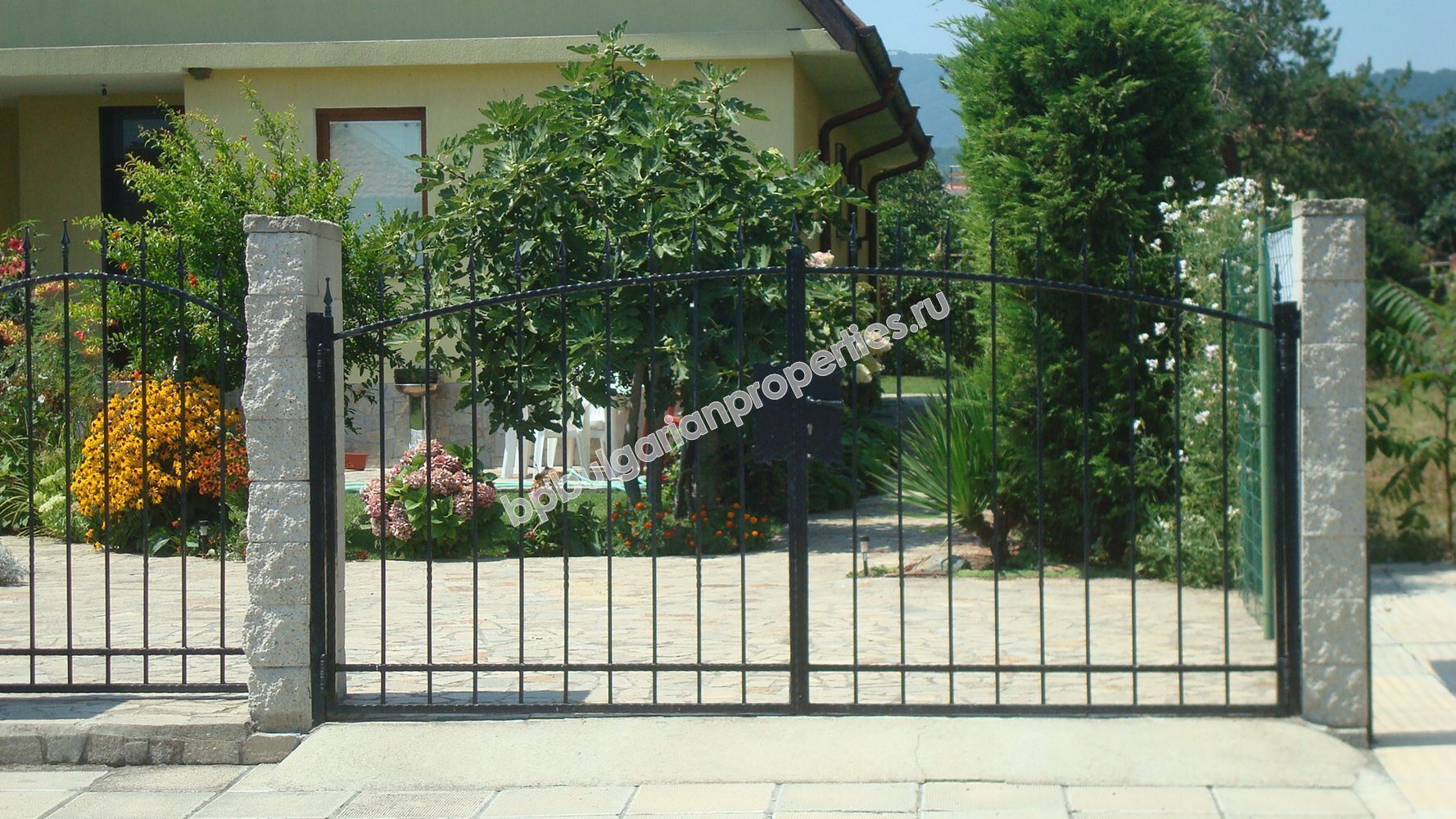 Двухэтажный дом на продажу в деревне Варвара