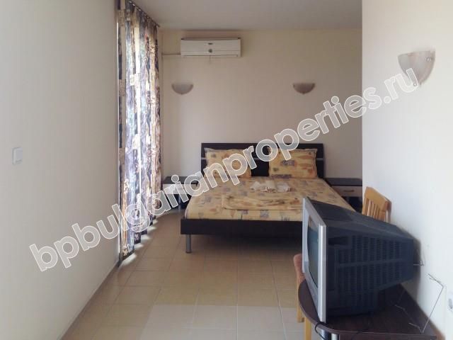 Большая светлая студия на первой линии в Солнечном Береге.